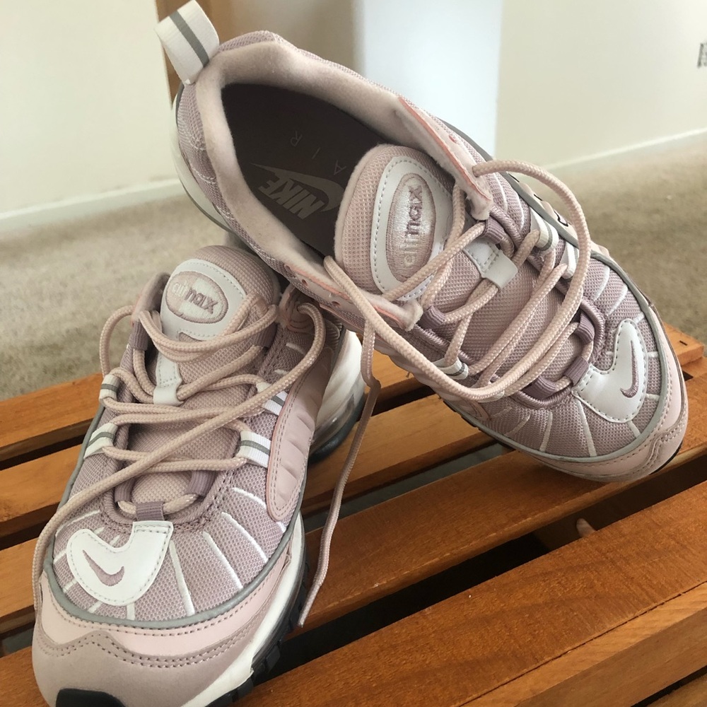 Like New Women’s size 7 Nike Air Max 98